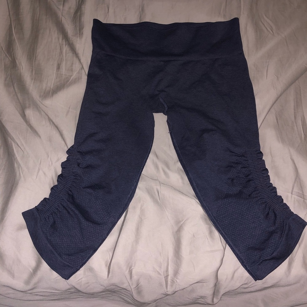 Lululemon in the flow navy crops